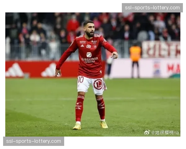 打破队史单赛季助攻纪录，布雷斯特边锋德尔卡斯蒂略获赠纪念球衣